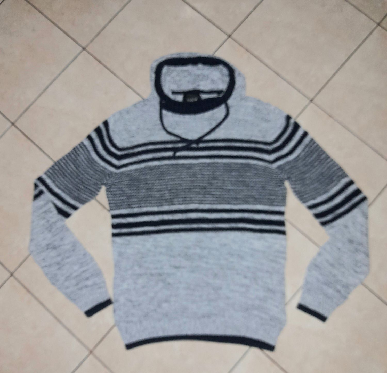Piękny meski sweter r. M j. nowy
