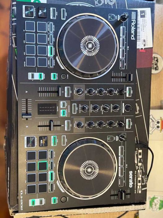 Roland DJ-202 - Controlador DJ de 2 Canais para Serato
