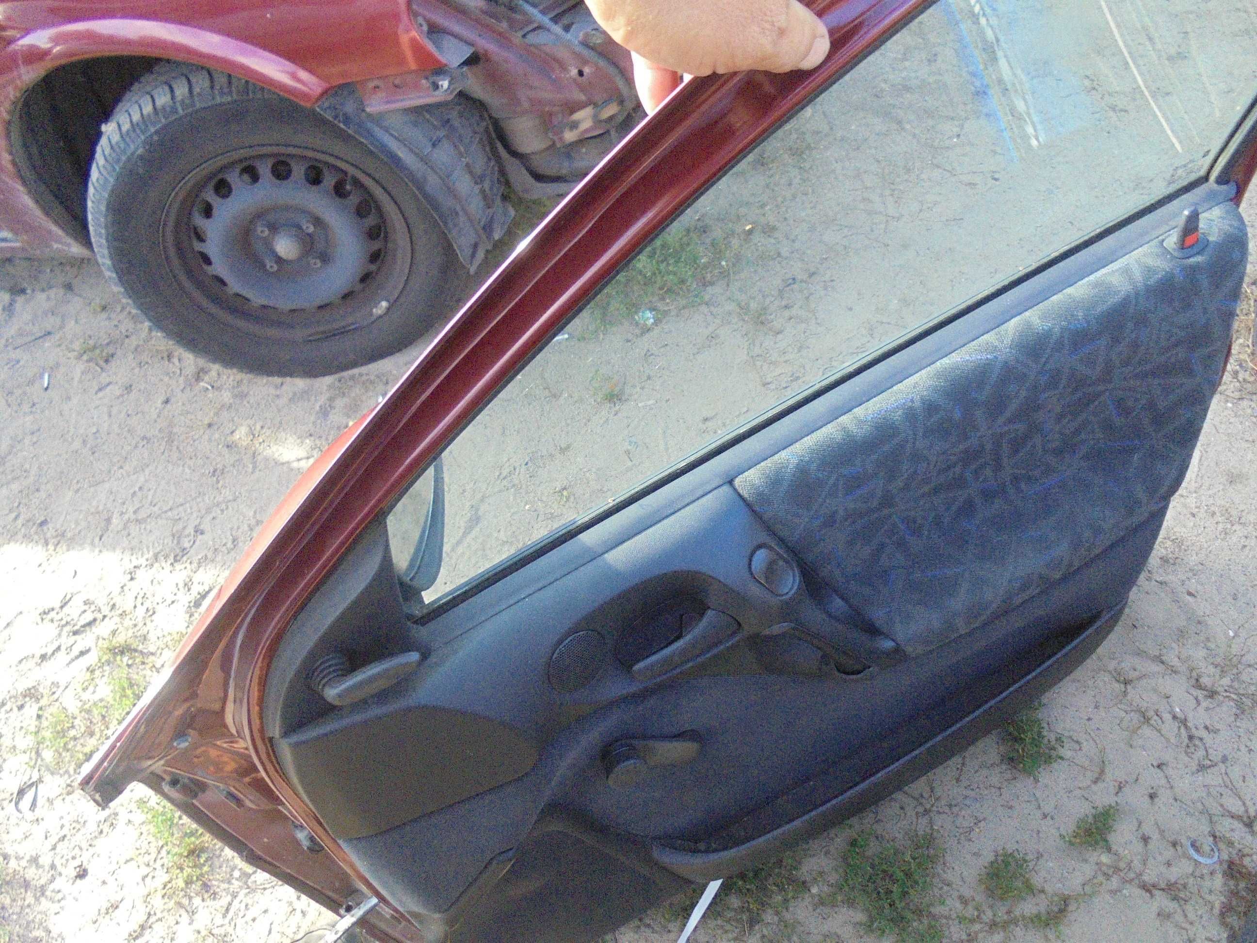 Opel Vectra B kolor wiśniowy drzwi
