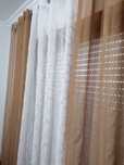 Três cortinados (branco e castanho)
