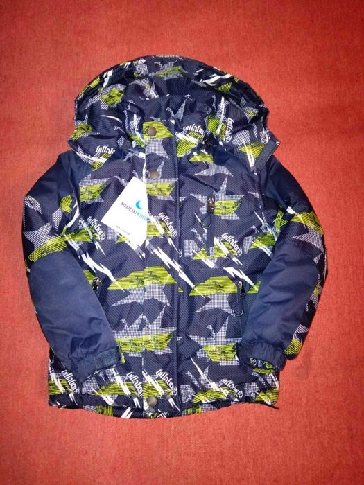 Продам новую тёплую куртку осенняя зимняя демисезонная для мальчика