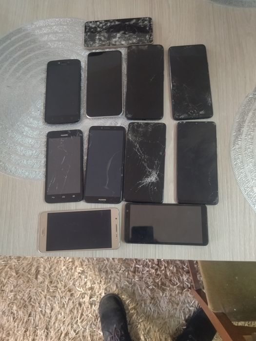 13  telemóveis para reparação ou peças