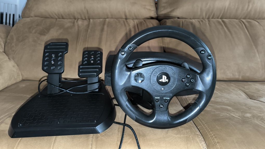 Consola PS4 1TB, 8 Jogos e Volante T 80 THRUSMASTER PS4/PS3