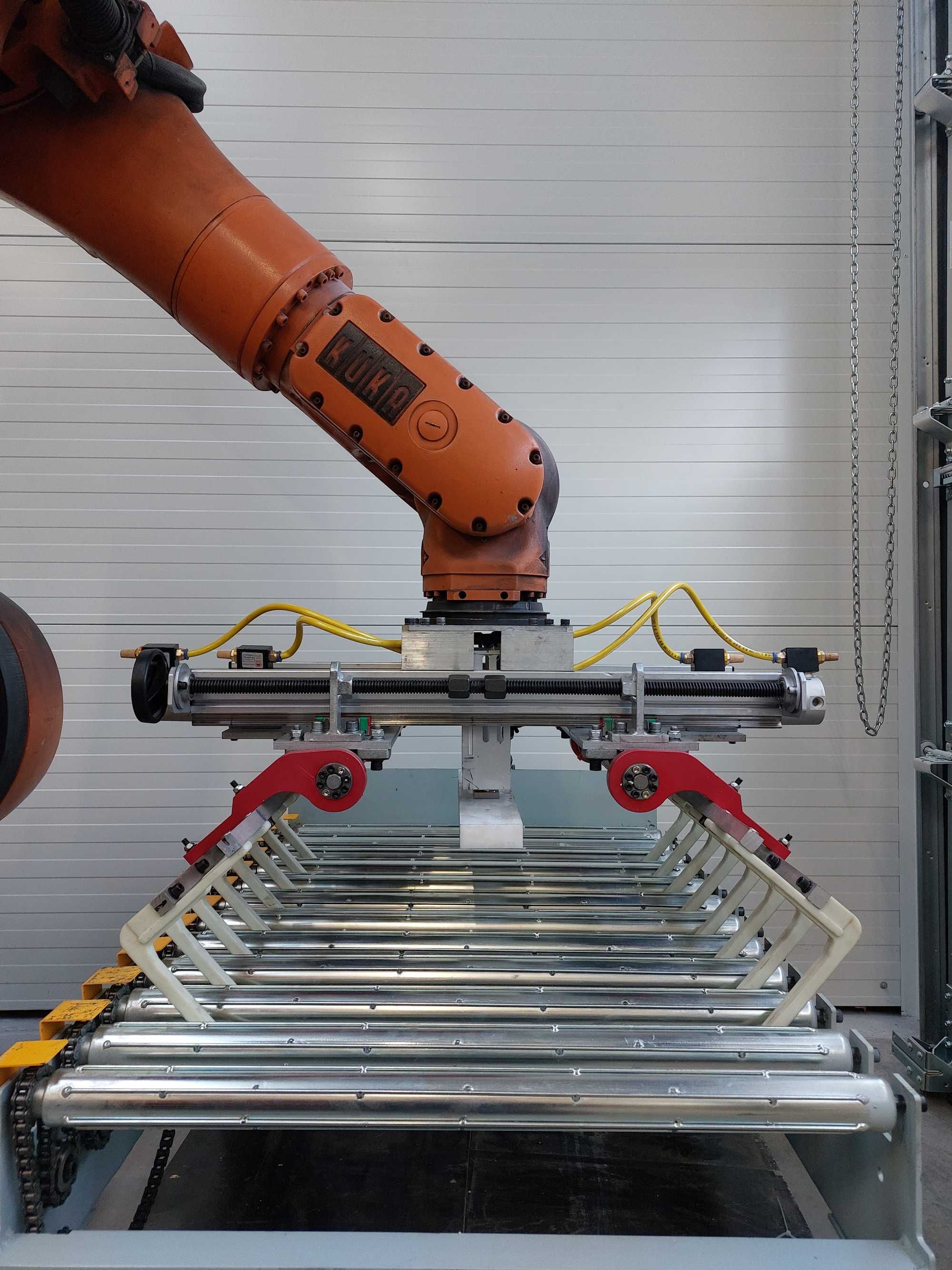 Robot przemysłowy KUKA KR150 szafa sterująca panel operatora kable ABB