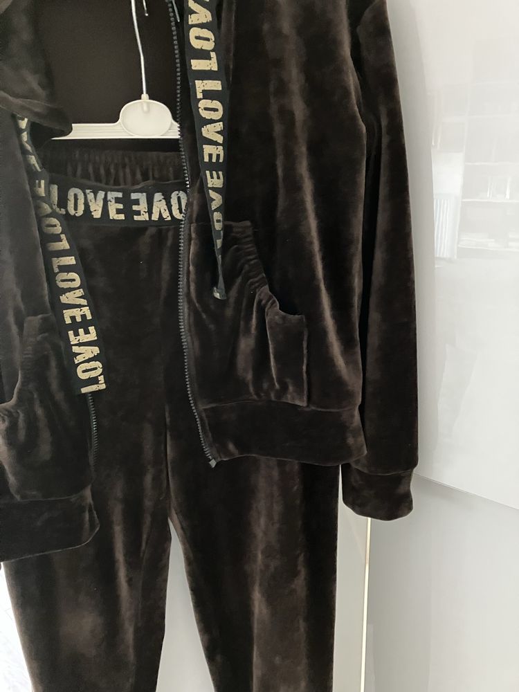 Dres  firmy Feema