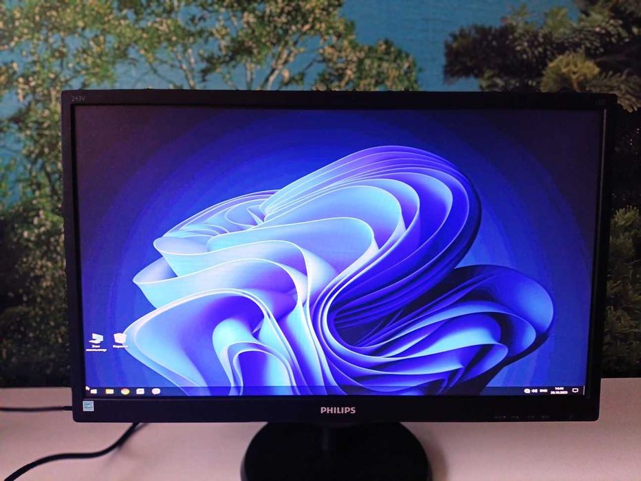 Продам б\у монитор Philips 243V5L