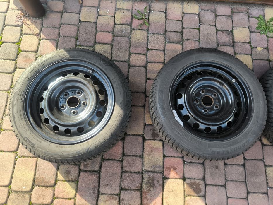 Opony zimowe Goodyear 205/55 R-16  wraz z felgami stalowymi
