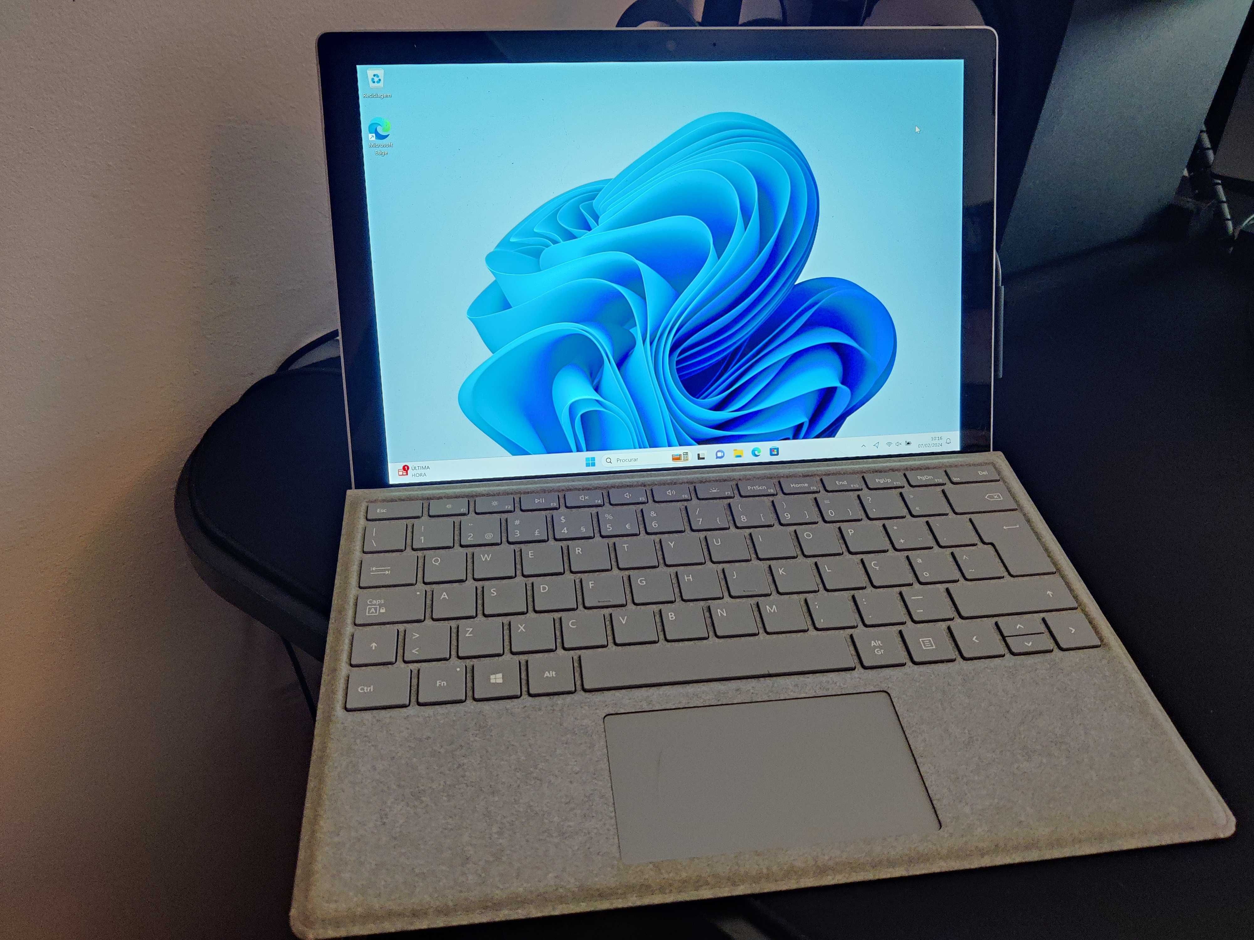 Portatil/Tablet Microsoft Surface Pro (5 Geração) com teclado