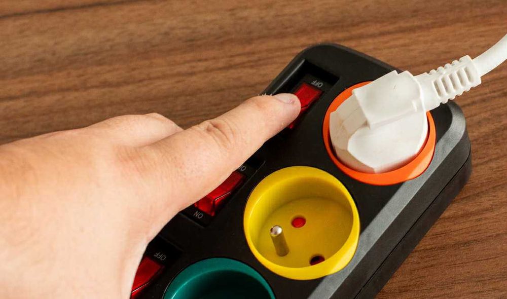 Przedłużacz elektryczny 5 gniazd z uziemieniem 2m kolorowe LED