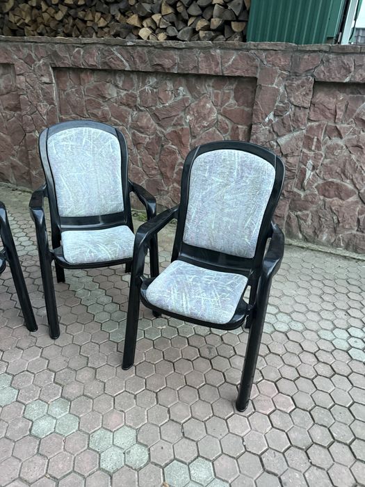 4 стільця і стіл. Для тераси.