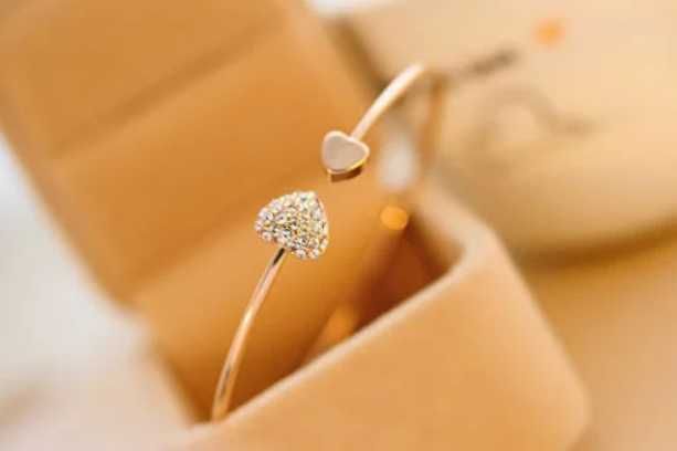 Pulseira de 2mm Dourada "Two Hearts" Com Cristais