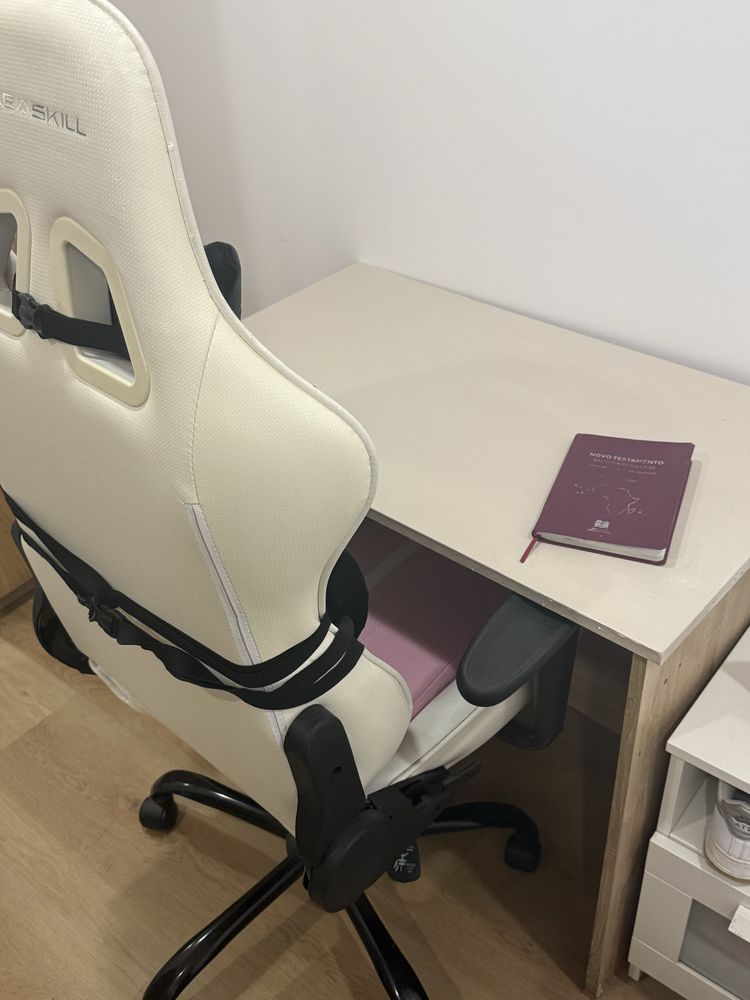 Cadeira gamer rosa e branca com mesa