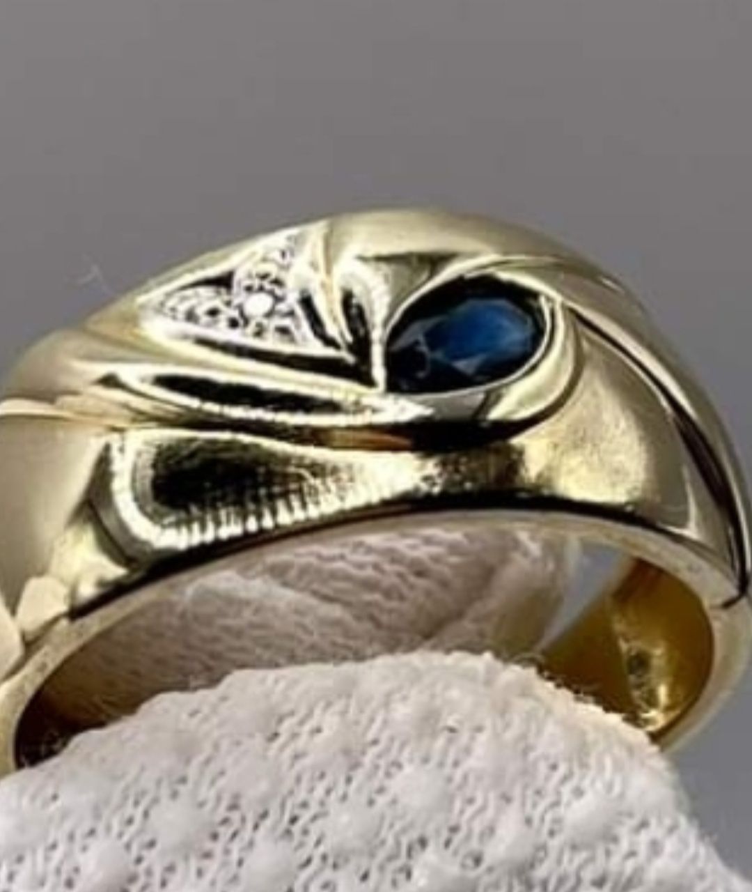 Złoty pierścionek z diamentem i szafirem