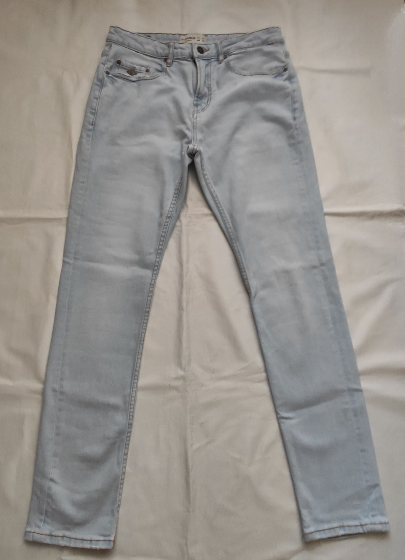 Jasne niebieskie spodnie damskie jeansy Pull&Bear