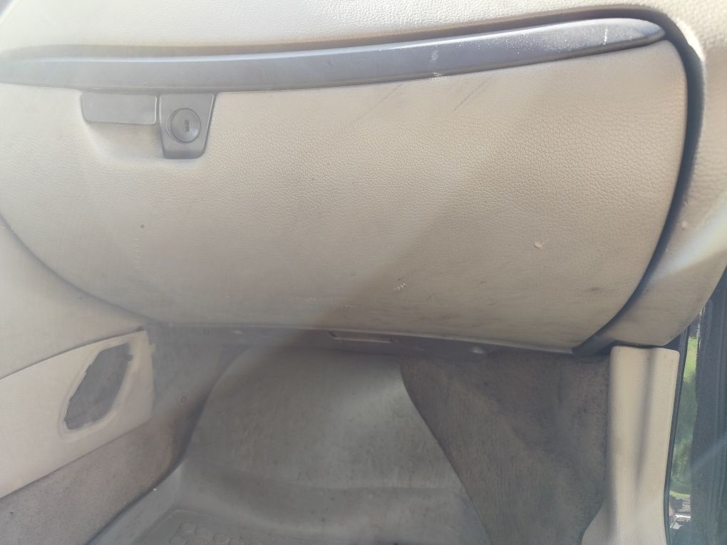 Volvo V70 II jasna tapicerka bezowe wnętrze kokpit schowek osłona