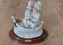 Figurka dzieci w łódce, alabaster
