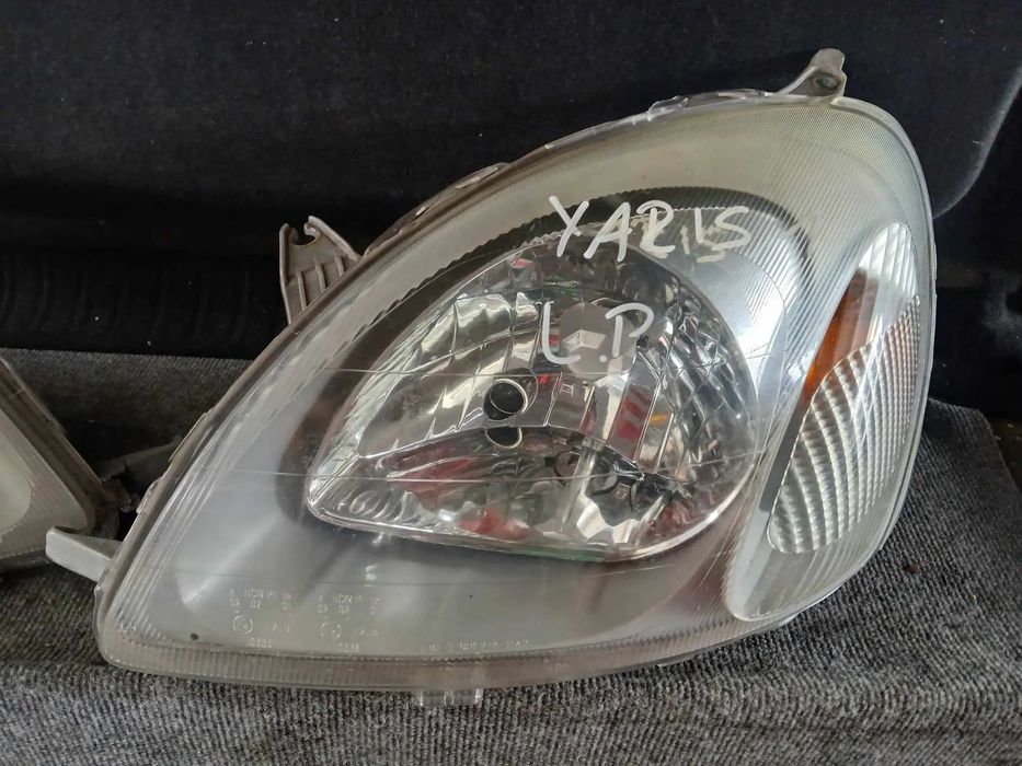 Toyota Yaris I Lampy przednie, lewa, prawa