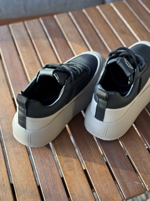 Продам оригінальні кросівки.