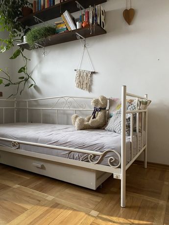 Łóżko metalowe białe ażurowe do pokoju dla dziecka