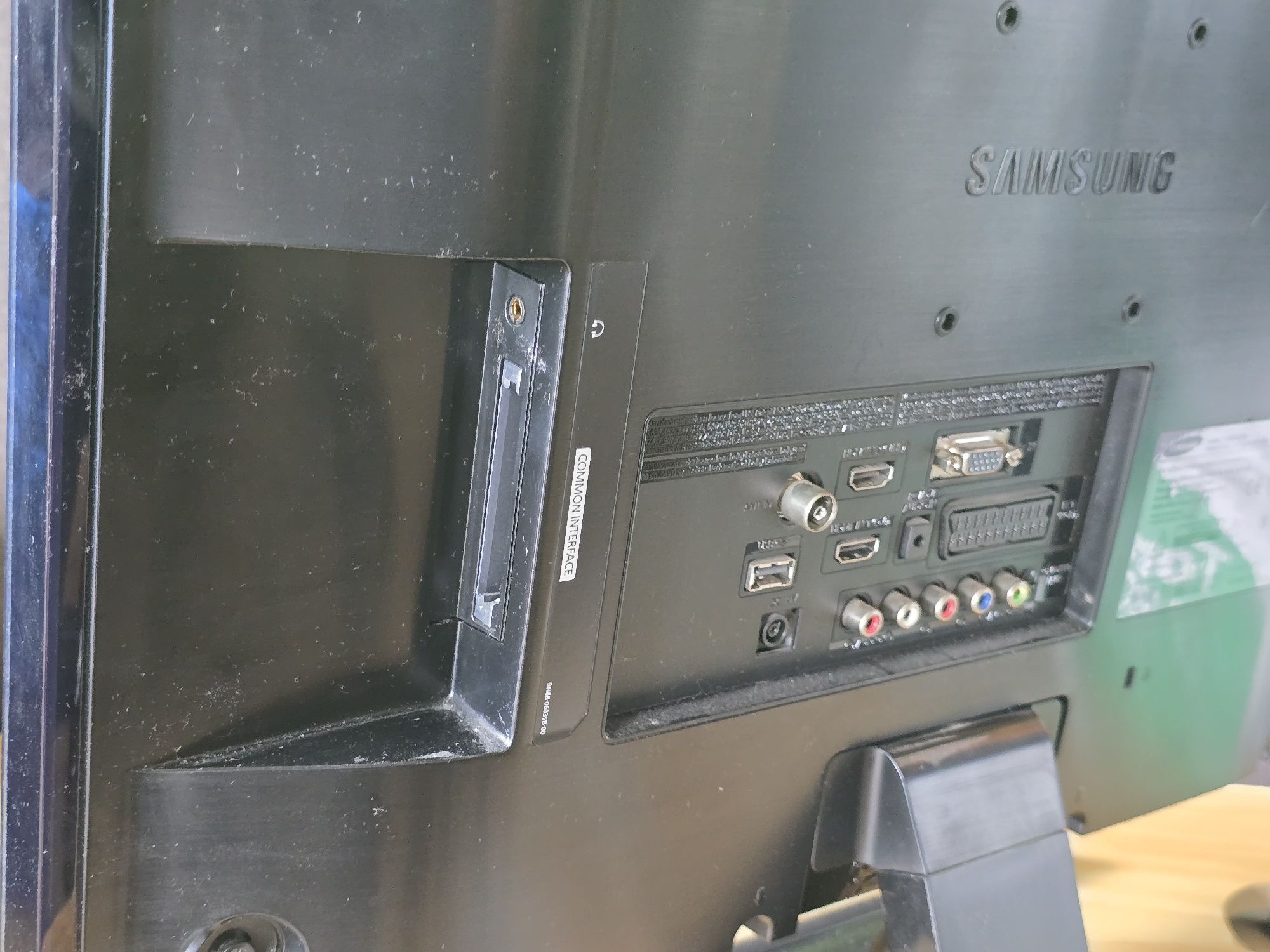 Monitor Samsung T22E390EW / 2 x HDMI / pilot