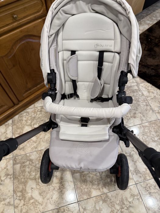 Conjunto carrinho de bebe com base isofix.
