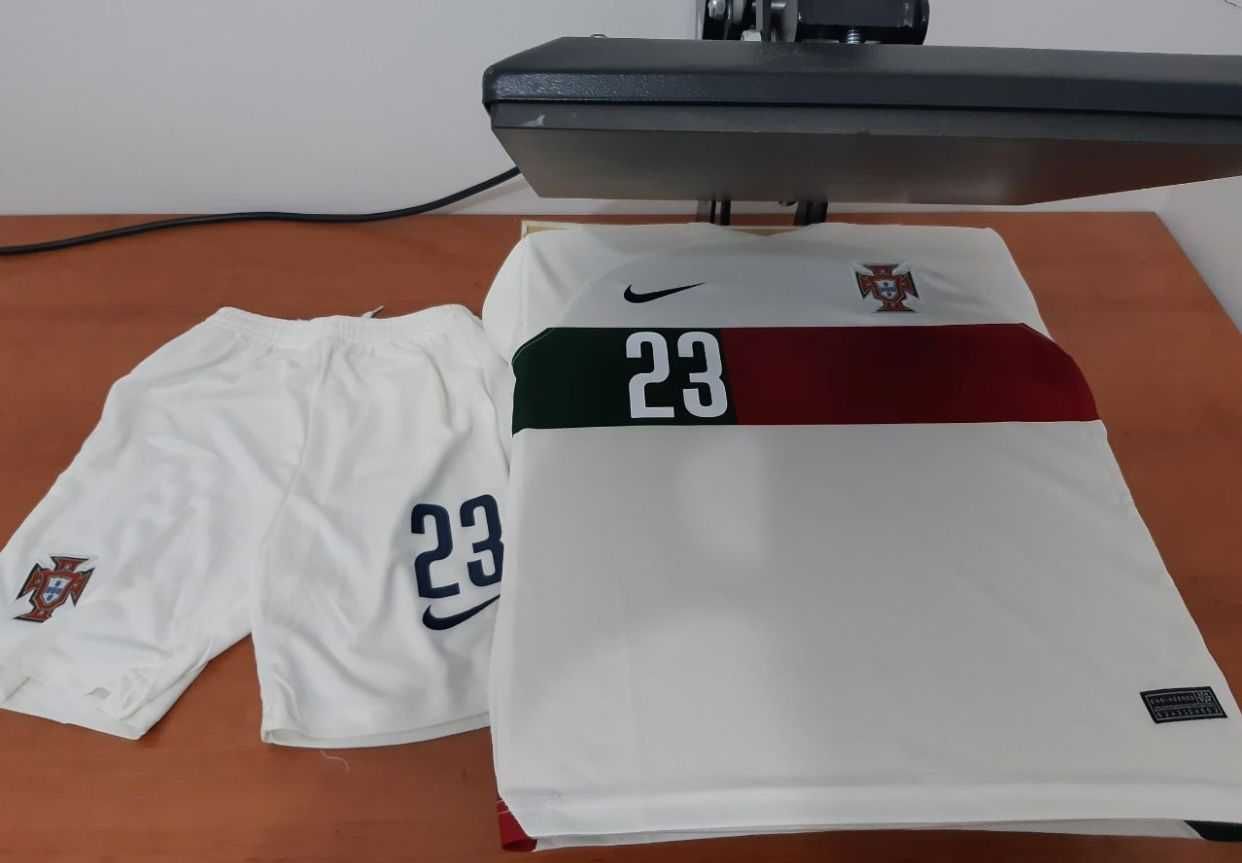 Conjunto vermelho de criança de Portugal 2022