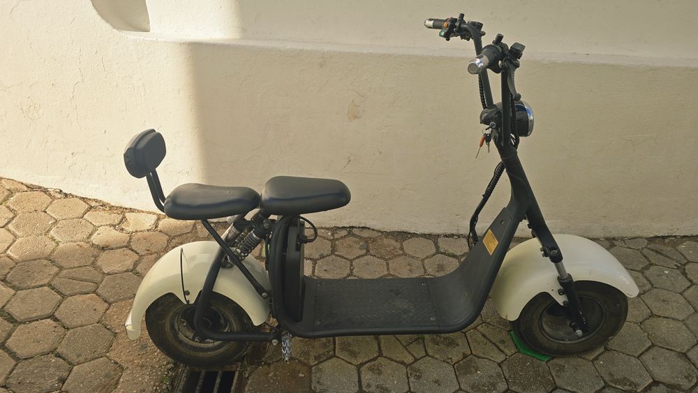 Não precisa de carta, moto elétrica, bateria removível, está avariada.