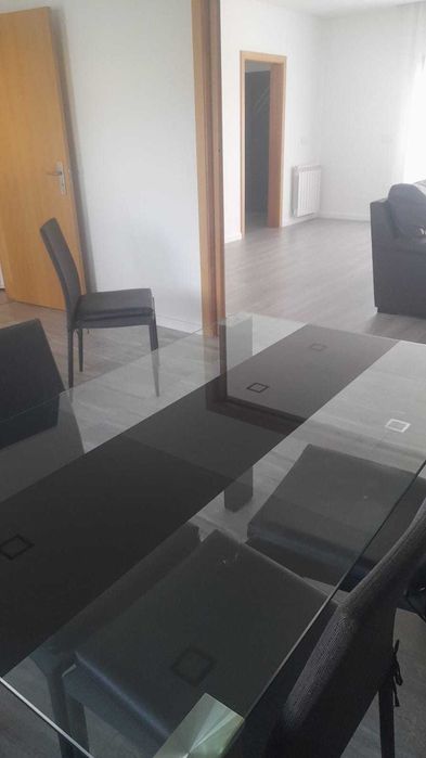 Vendo mesa de cozinha e 4 cadeiras