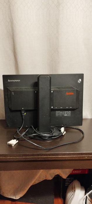 OKAZJA Bardzo funkcjonalny Monitor LENOVO z kablami