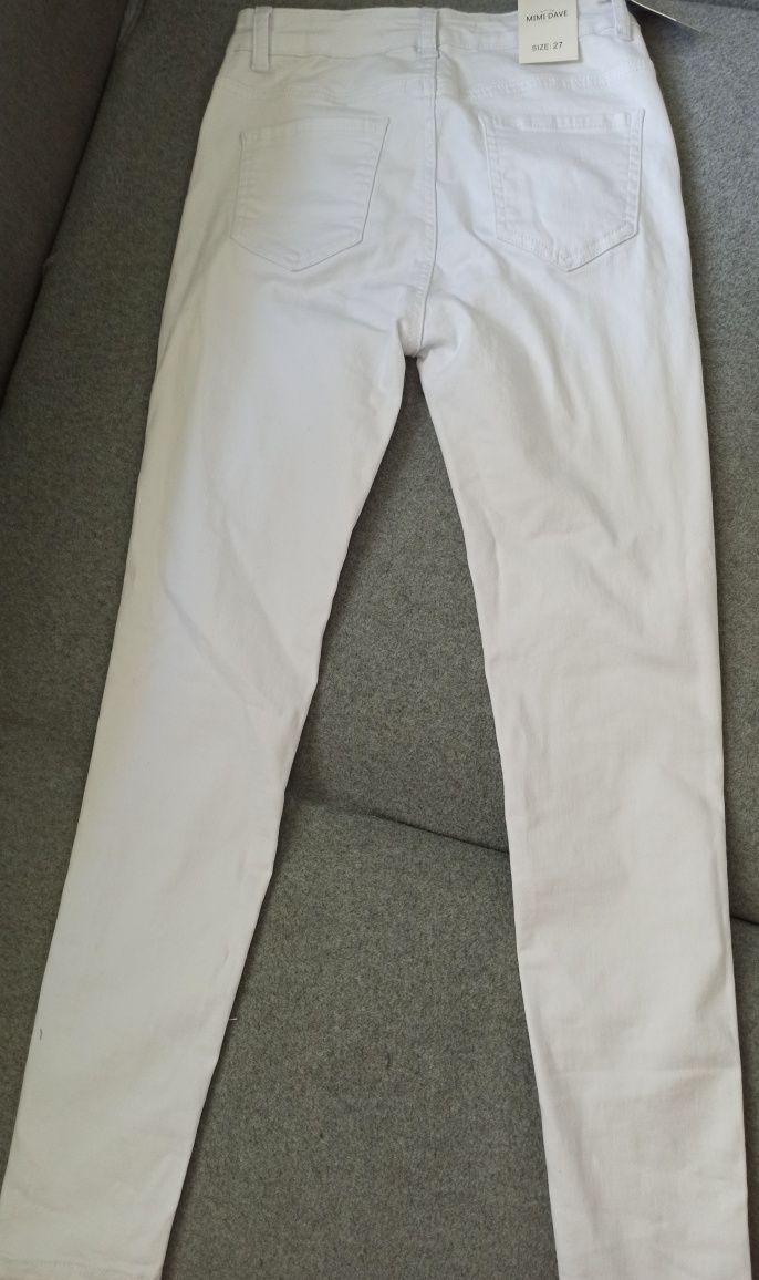 Nowe białe spodnie z przetarciami r.27(S)
