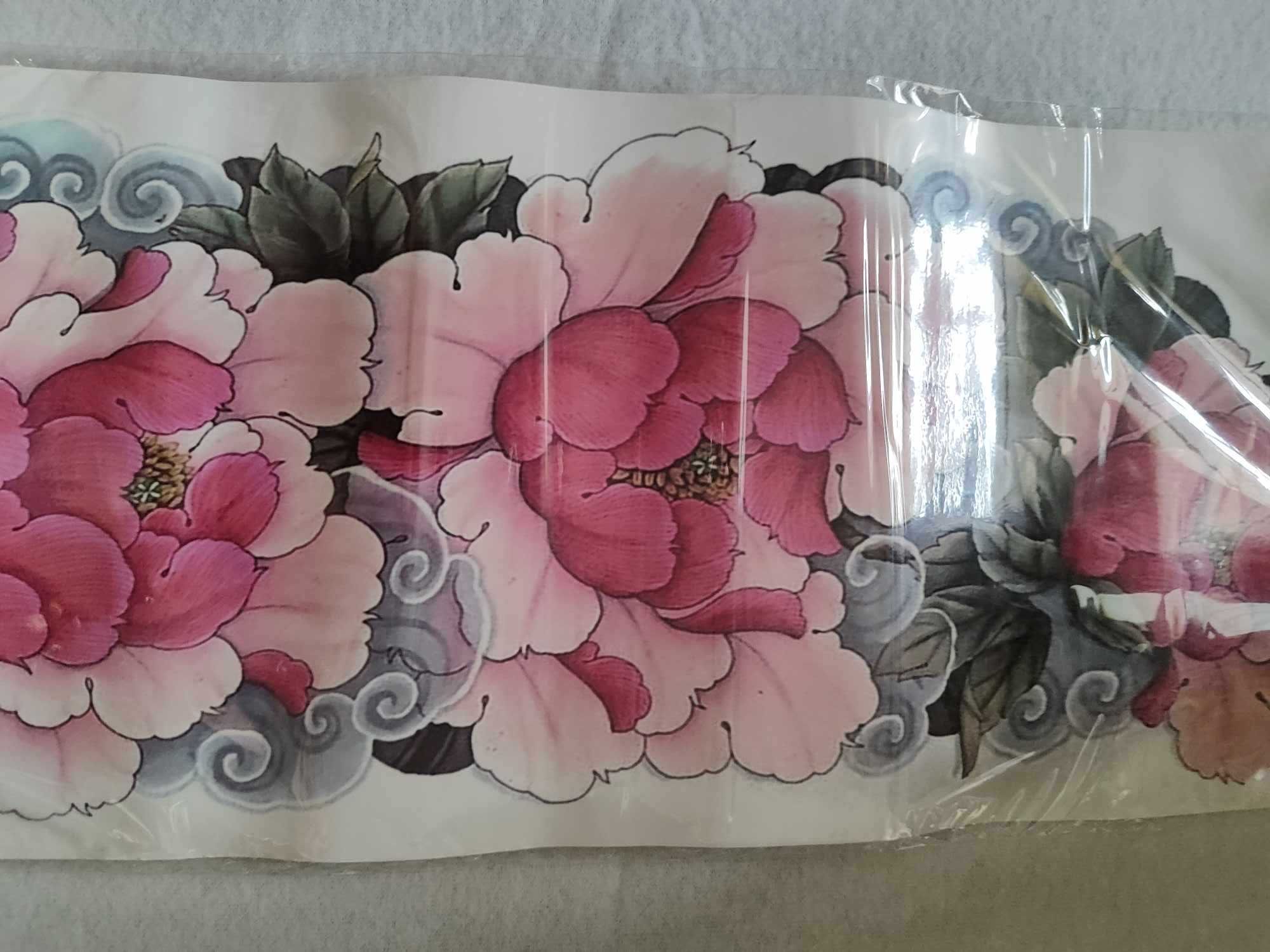 Kolorowy tymczasowy tatuaż z motywem róż