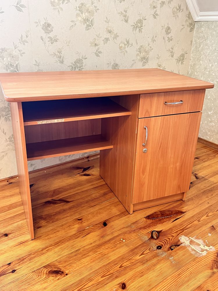 Стіл письмовий.