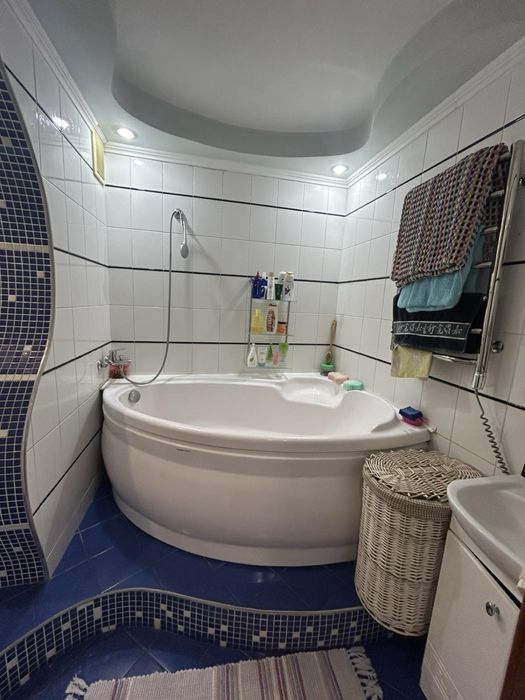 Продаж 4 кімнатної квартири .вул Незалежеості