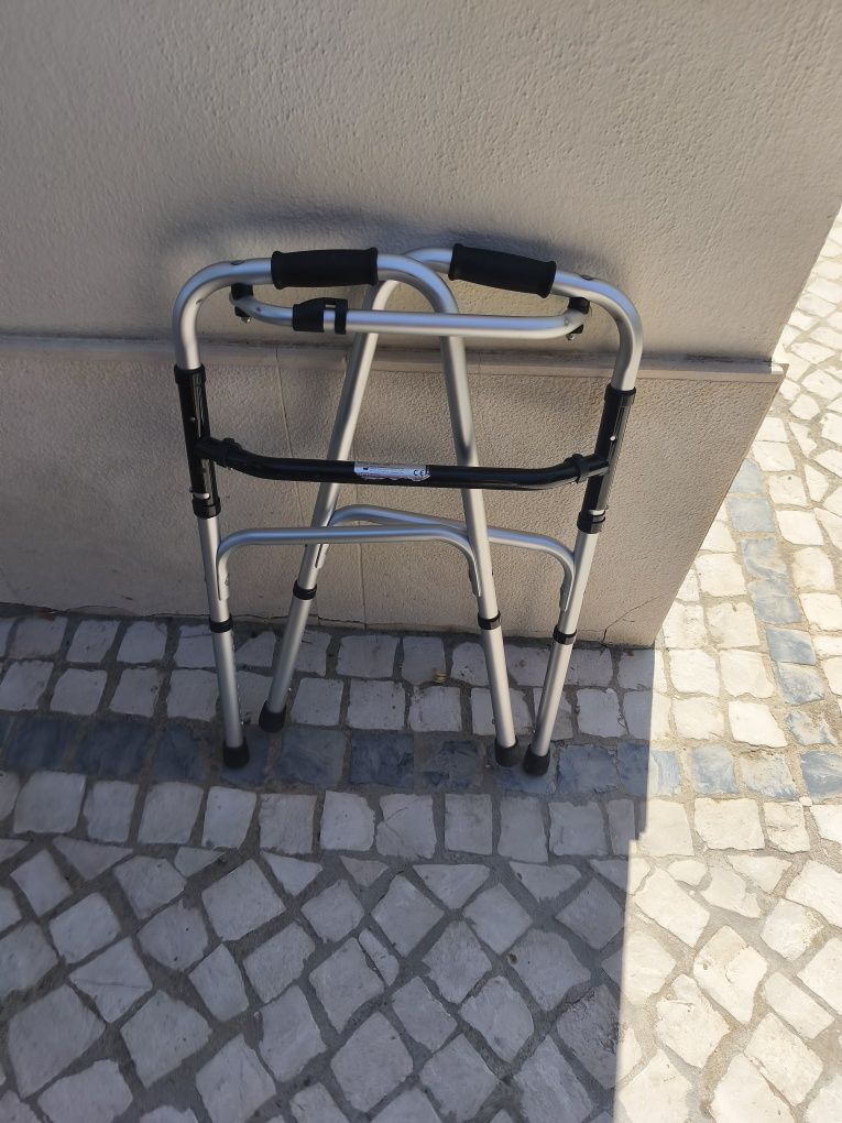 Cadeira de banho, cadeira de rodas e andarilho
