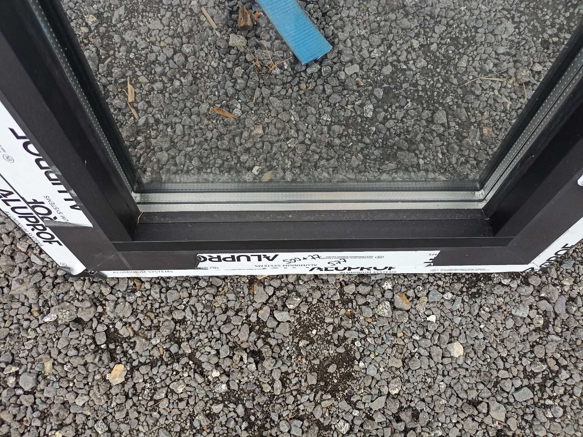Okno aluminiowe 58/136 czarne trzy szybowe