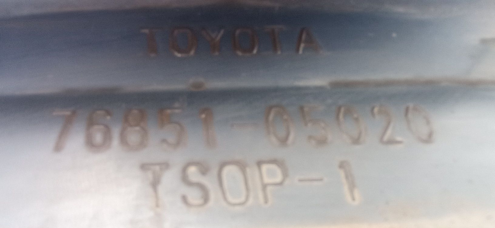 Спойлер переднего бампера правый Toyota Avensis