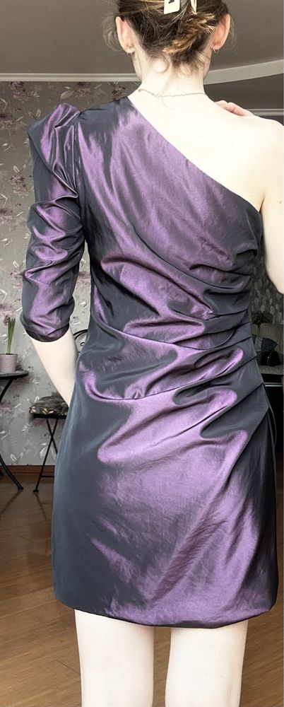 Сукня коктельна Kira Plastinina фіолетова з відкритим плечем