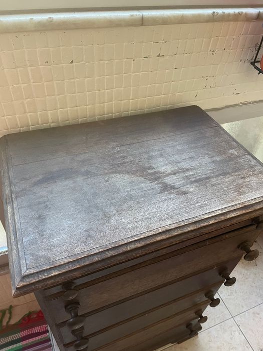 Estante vintage com gavetas