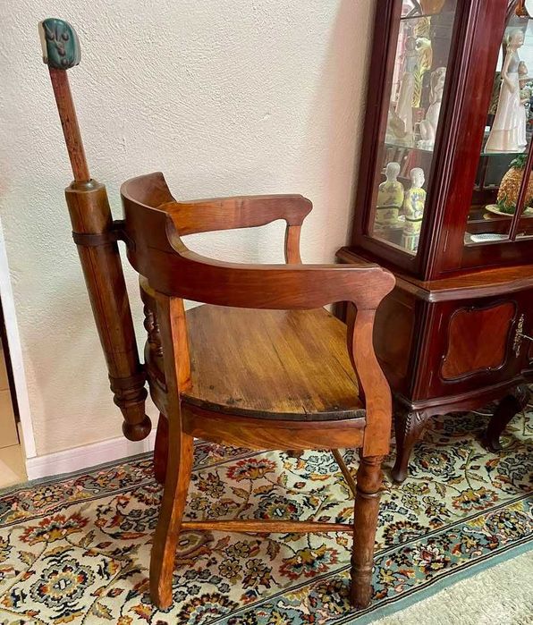 Cadeira de barbeiro antiga em madeira com suporte de cabeça original