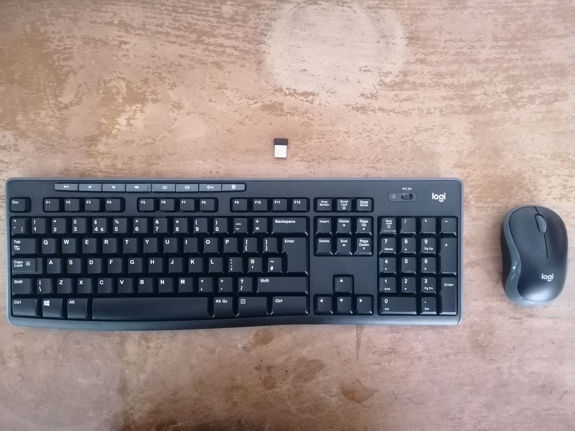 Kit Teclado Wireless Logitech MK270 e Rato M185