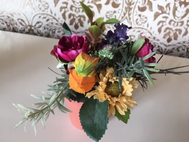 Икебана композиция из цветов в горшке для декора дома
