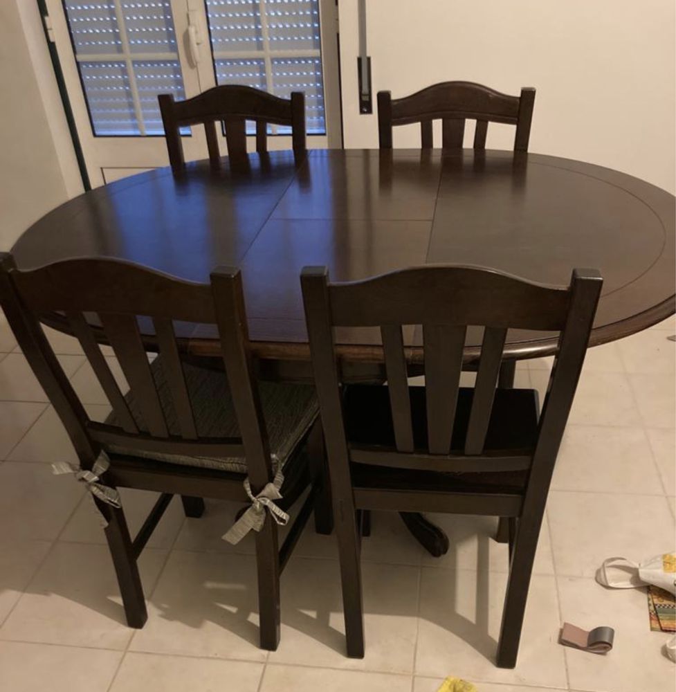 Mesa de jantar e 6 cadeiras