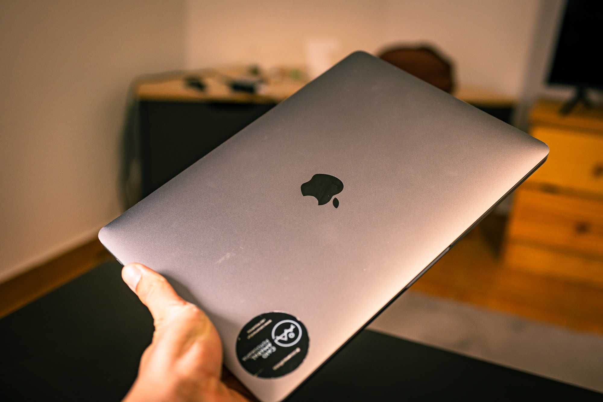 MacBook Pro 13" M1 (2020) – 8GB/256GB – Excelente Estado