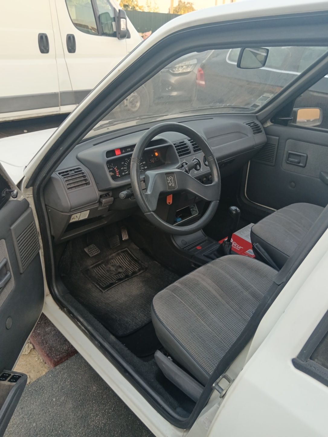 Peugeot 205GR bem estimado