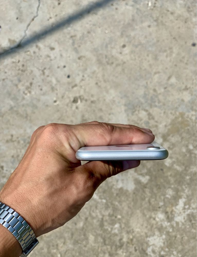 Продаю Iphone XR