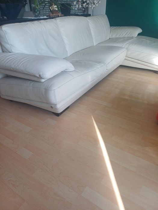 Sofa em pele branca  com ligeiras marcas de uso   3 lugares e chaiselo
