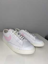 Nike Blazer Low Białe z różowym znaczkiem