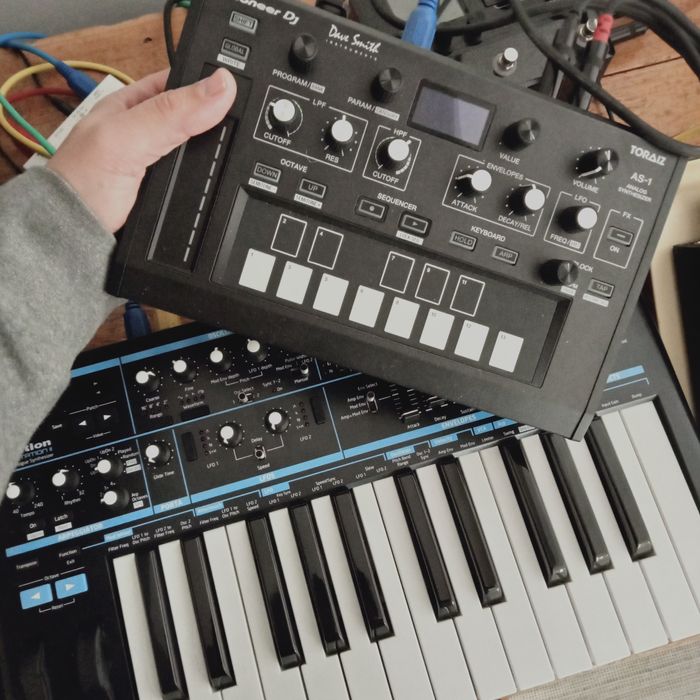 Sintetizadores Novation Bass Station 2 e Pioneer Toraiz AS-1