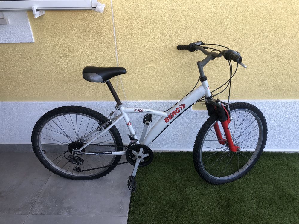 Vendo bicicleta branca  unissexo usada