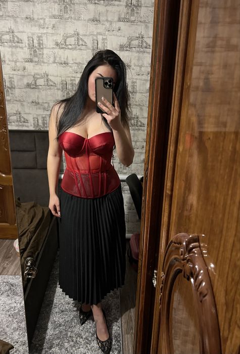 Корсет червоного кольору на шнурку